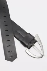 Cinturón ancho de cuero negro con costuras decorativas y gran hebilla metálica de diseño triangular con acabado envejecido.