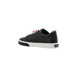 Zapatillas Off-White modelo New Low Vulcanized, color negro con cordones blancos, el característico logo de flechas cruzadas en el lateral y una etiqueta roja tipo precinto ("Zip Tie"). Suela vulcanizada de goma blanca y negra.