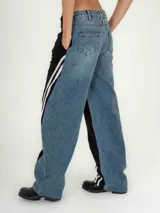 Pantalón de jean azul con corte jogger, cintura elastizada con cordón de ajuste y detalle de tres rayas blancas verticales en los laterales.