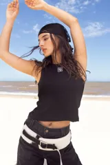 Cinto faja de cuero con estampado de vaca en blanco y negro, con hebilla metálica rectangular.