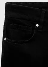 Jeans tiro alto de corte flare color negro, con cinco bolsillos, trabillas para cinturón y cierre frontal con botón y cremallera.