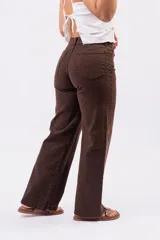 Pantalón wide leg de denim con estampado animal print en tonos chocolate y café, de tiro alto y corte recto y fluido.