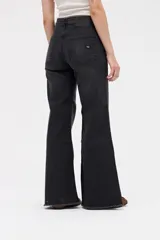 Jean de corte wide leg en color negro lavado, con tiro medio, ajuste en cintura y cadera, y ruedo deshilachado.