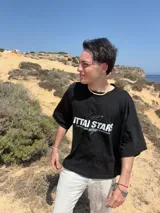 Remera rosa de corte holgado con estampado frontal que incluye el texto "Ittai Stars Ibiza".
