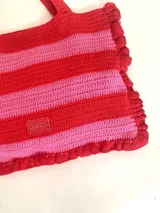 Bolso tipo tote tejido a crochet con hilo de algodón color marrón y crudo, con diseño a rayas horizontales y volados en los bordes.