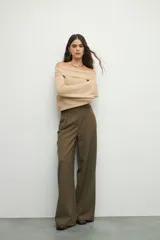 Top negro strapless de tejido de punto con mangas largas acampanadas.