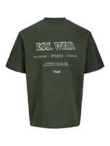 Remera verde militar de manga corta, con cuello redondo y diseño holgado. Cuenta con un pequeño estampado tipográfico en el pecho.