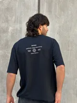 Remera negra oversize con cuello redondo y estampado pequeño en el pecho.