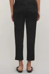 Pantalón capri negro de gabardina elastizada, con calce regular, tiro medio, bolsillos frontales, cierre y doble botón metálico en la cintura.