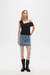 Minifalda de jean azul con tachas plateadas.