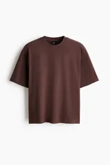 Remera H&M de algodón pesado, color marrón, con diseño boxy, cuello redondo ribeteado y mangas cortas con hombros caídos.