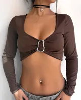 Top corto color borgoña, de mangas largas y escote cuadrado con detalle de abertura en el centro.