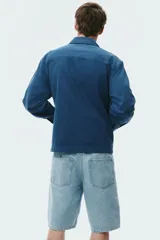 Bermuda de cinco bolsillos en denim de algodón grueso, con cintura estándar, cierre y botón, de corte relajado.