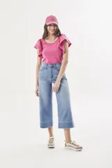 Remera fucsia de algodón peinado, con escote redondo, calce al cuerpo y mangas cortas amplias con detalles calados y vuelo.