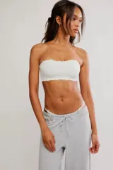 Top bandeau blanco sin tiras con bordes de puntilla, confeccionado en microfibra suave y elastizada.