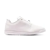 Zapatillas deportivas urbanas color blanco, con detalles de perforaciones en el empeine y laterales.