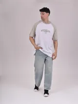 Remera blanca con mangas ranglán color gris y estampado frontal con la palabra "Michigan" en verde.