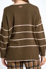 Sweater de lana con diseño de rayas horizontales blancas sobre fondo verde oliva. Presenta cuello redondo, mangas largas con puños acanalados y un corte oversize con tajos laterales en el ruedo.