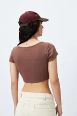 Top corto color amarillo, de mangas cortas y escote redondo.