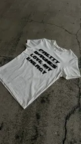 Remera blanca de manga corta, corte al cuerpo, con estampa frontal en negro con la leyenda "Pretty Bitches Love My Energy".