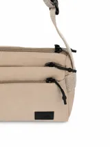 Cartera tipo bandolera de color negro, con diseño funcional de múltiples compartimentos con cierre y correa ajustable. Incluye detalle de etiqueta con logo de la marca en el frente.