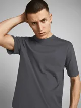 Camiseta gris oscuro de manga corta y cuello redondo, corte relajado.