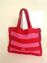 Bolso tipo tote tejido a crochet con hilo de algodón color marrón y crudo, con diseño a rayas horizontales y volados en los bordes.