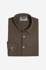 Camisa de manga larga Mistral con textura rústica, cuello clásico y cierre frontal con botones. Presenta un diseño de color marrón sólido con un sutil patrón de rayas verticales.