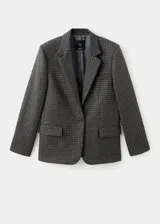 Blazer de corte recto confeccionado en tejido mezcla de lana con diseño de cuadros. Presenta cuello con solapas de muesca, cierre frontal de un botón, mangas largas con puños abotonados, bolsillo de ribete en el pecho y dos bolsillos con solapa en la parte frontal. Incluye forro interior.