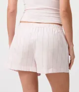 Short de pijama de algodón color rosado con diseño a rayas finas, cintura con elástico interno y calce holgado.