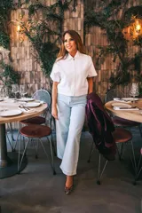 Zapatos de salón de tacón medio, confeccionados en arpillera con estampado multicolor en tonos marrones, granates y ocres. Presentan un diseño estructurado con piezas diferenciadas en puntera, laterales y talonera, unidas por ribetes de terciopelo granate. Cuentan con interior en piel y suela de cuero.