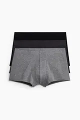 Pack de tres calzoncillos tipo trunk de algodón con elástico revestido en la cintura y frente forrado. Incluye colores negro, gris oscuro y gris claro.
