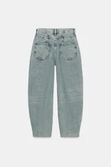 Jeans de tiro alto ZW Collection, color negro con efecto deslavado, corte tapered y diseño bombacho con raya planchada al frente.