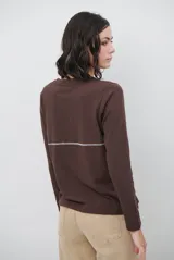 Remera de manga larga en color gris melange, con cuello redondo y costuras reforzadas en los hombros y mangas.