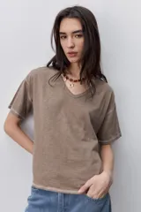 Remera negra de manga corta con escote en V y silueta amplia.