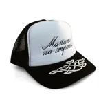 Gorra tipo trucker con frente blanco y panel trasero de red negro. Presenta la frase 'Mañana no importa' bordada en el frente y un diseño celta estampado en la visera negra.