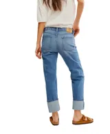 Pantalón de jean celeste de corte recto con ruedo doblado.