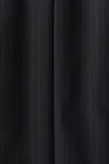 Pantalón de traje de corte relajado, con diseño de rayas finas, cierre oculto, pinzas delanteras y piernas rectas.