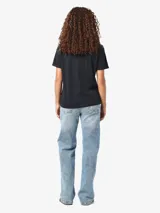 Remera básica de algodón orgánico con cuello redondo y mangas cortas, de corte clásico y ajuste cómodo.