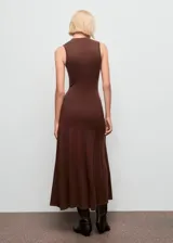 Vestido midi de punto fino color marrón chocolate, con cuello perkins y diseño sin mangas. Presenta un corte ajustado en el torso que se abre en una falda evasé.