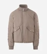 Campera bomber masculina de poliamida, con cuello, puños y ruedo de tejido elástico. Presenta cierre frontal con cremallera, dos bolsillos laterales con solapa y botón, y un pequeño bolsillo con cierre en una de las mangas.