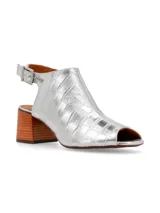 Sandalia peep toe de cuero color plateado con textura efecto cocodrilo, taco cuadrado y tira trasera con hebilla.