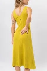 Vestido midi color crudo, de tejido acanalado, con escote en V y corte al cuerpo.