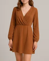 Vestido corto color marrón, con escote en V cruzado, mangas largas y falda acampanada.