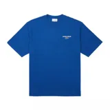 Remera de algodón color azul, de corte clásico y manga corta, con cuello redondo y logo de la marca bordado en el pecho junto a la frase 'Jeu Set et Match'.