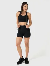 Short deportivo de tiro alto, color negro, con ajuste ceñido al cuerpo y banda de silicona en el interior para mayor sujeción.
