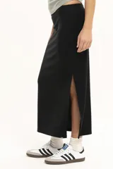 Falda midi de punto color rojo, corte ajustado y cintura alta.