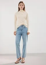 Jeans de denim celestes, de tiro alto y corte recto, con diseño clásico de cinco bolsillos y cierre frontal con botón y cremallera.
