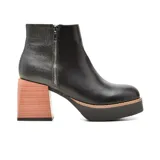 Botín de cuero sintético negro con caña corta, cierre lateral con cremallera, plataforma y tacón ancho de madera.