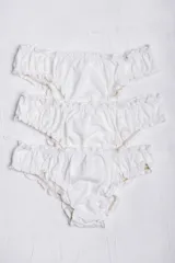 Pack de tres bombachas vedetina de algodón color blanco con terminaciones con frunces.